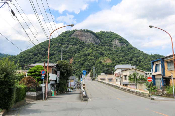 駅近くの岩殿山