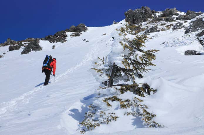 レインウェアでの雪山登山はもう卒業！冬のオールラウンダー ...