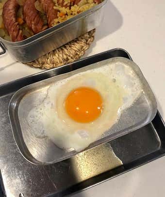 蓋を裏返しにして油を引き、火が熱したら目玉焼きを作る