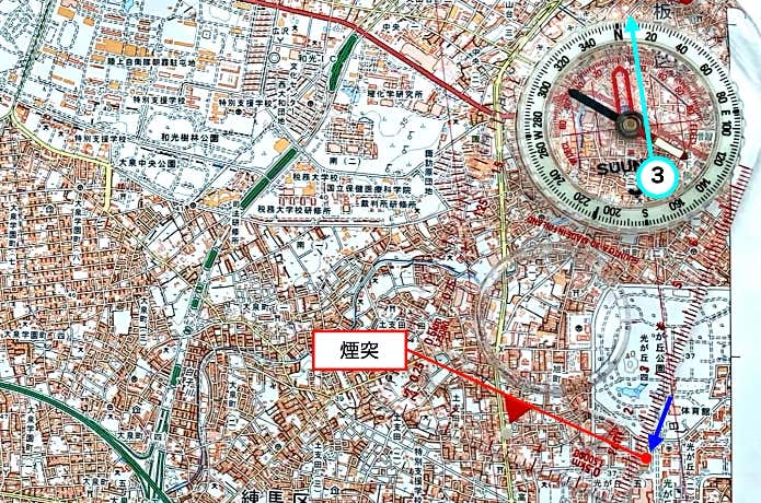 地図上で煙突にコンパスを合わせる