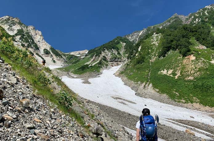 雪渓を目前にする登山者