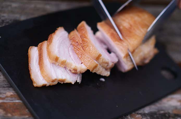 肉をスライスする