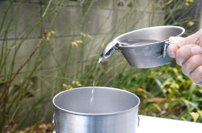 シエラカップでお湯を注ぐ