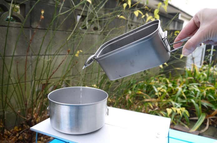 メスティンでお湯を注ぐ