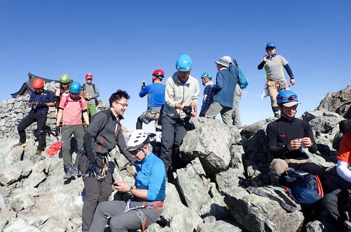 山頂で賑わう登山者