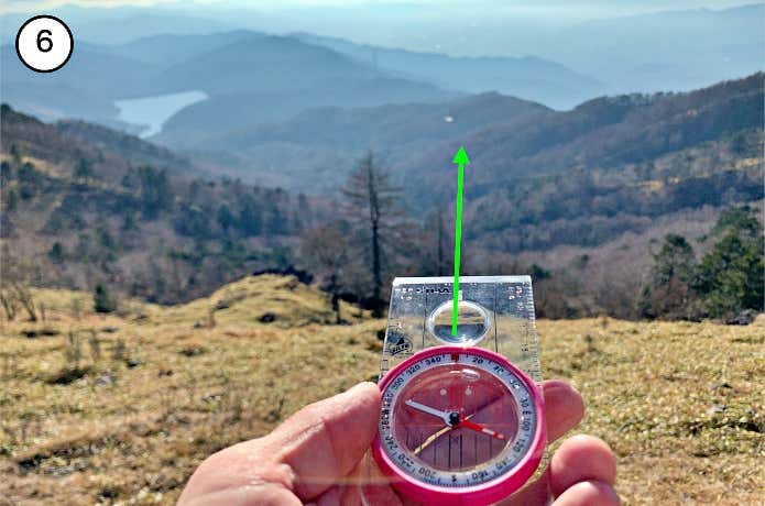目標物にコンパスを向ける