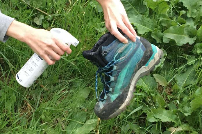 登山靴にスプレーを吹きかける