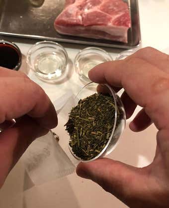 ティーパックにほうじ茶を入れる