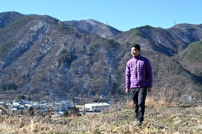 里山に雪が積もる