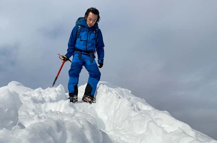 雪山に佇む筆者