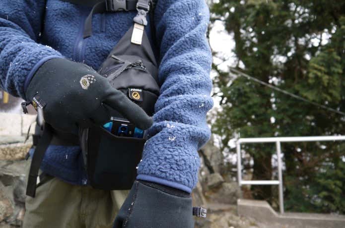 雪がちらつく