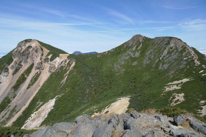 根石岳から望む天狗岳