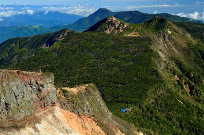 硫黄岳から見る夏沢峠の青
