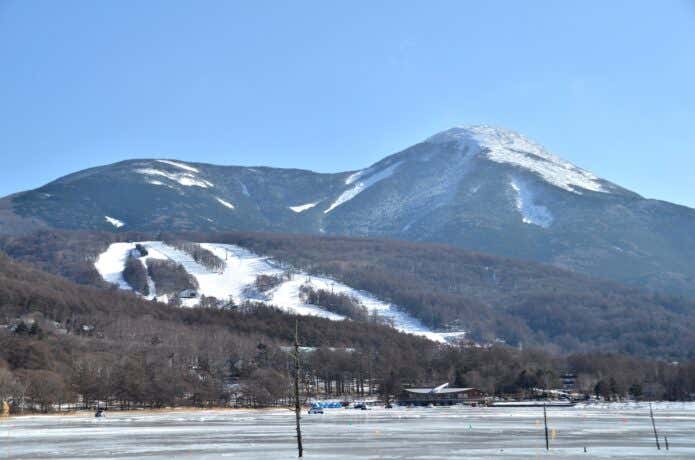 厳冬期の女神湖から蓼科山を見上げる