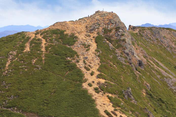 山頂付近はガレ場の天狗岳