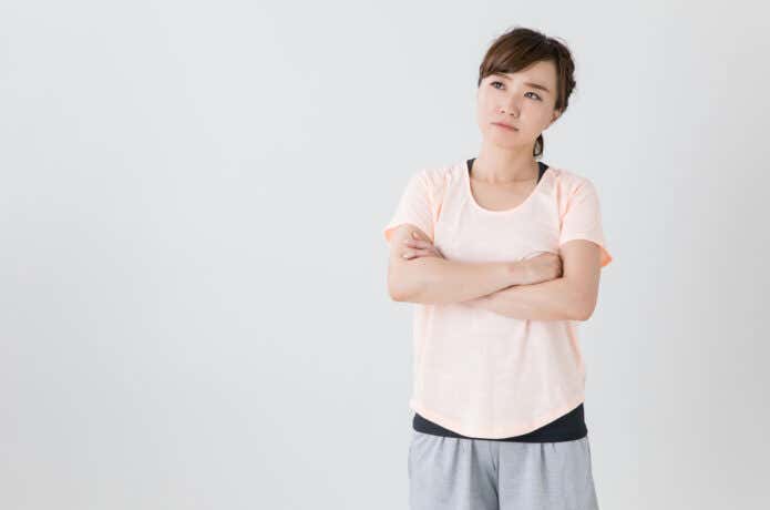 悩む女性