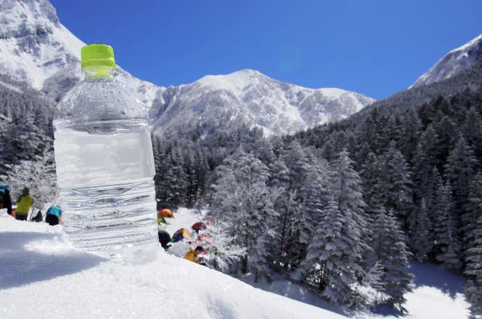 雪山とペットボトルの水