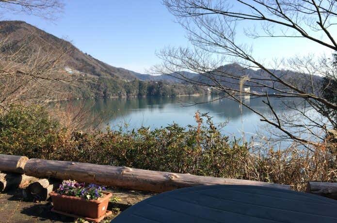 相模湖を眺められるテラス席