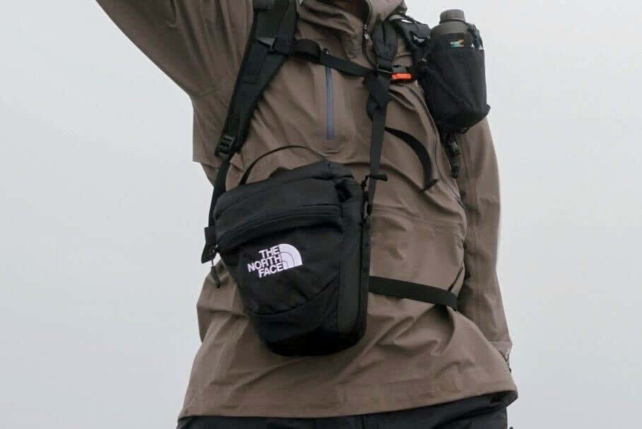 カメラバッグを着用した登山者