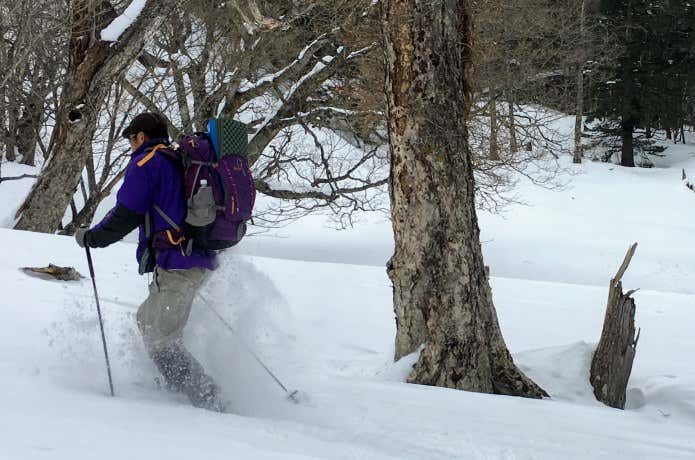 雪上を滑る筆者
