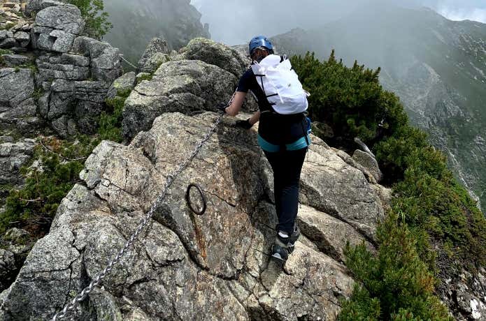 鎖場を歩く登山者