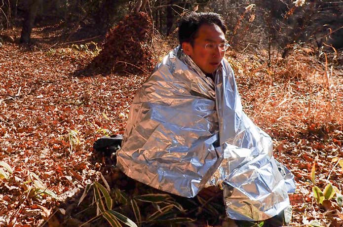 エマージェンシーシートに包まる筆者
