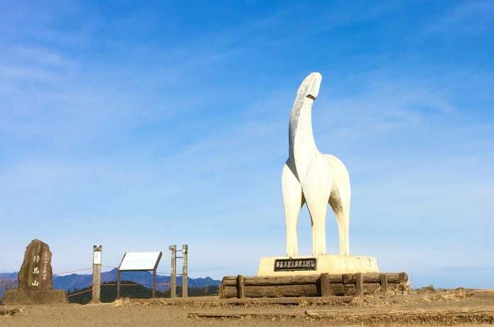 陣馬山山頂のモニュメント