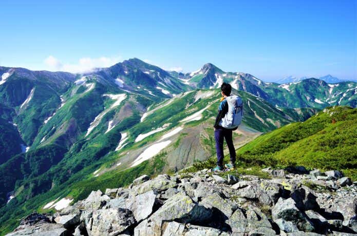 景色を見渡す登山者