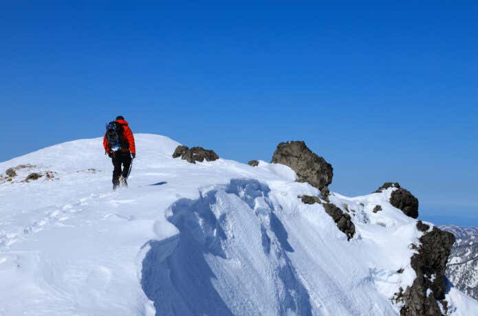 雪山を歩く登山者