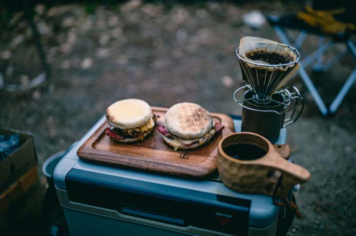 朝はパパっと素早く！電動のコーヒーミル