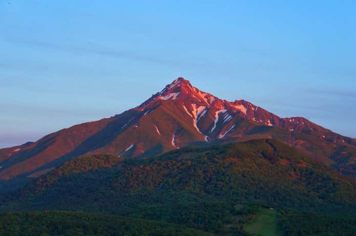 利尻山を見上げる