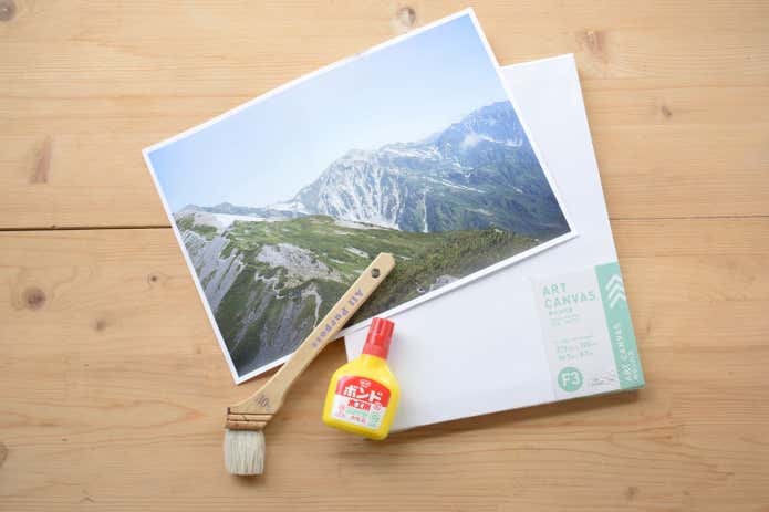 出力した写真と絵画用キャンバスパネルのほか、木工用ボンドと刷毛
