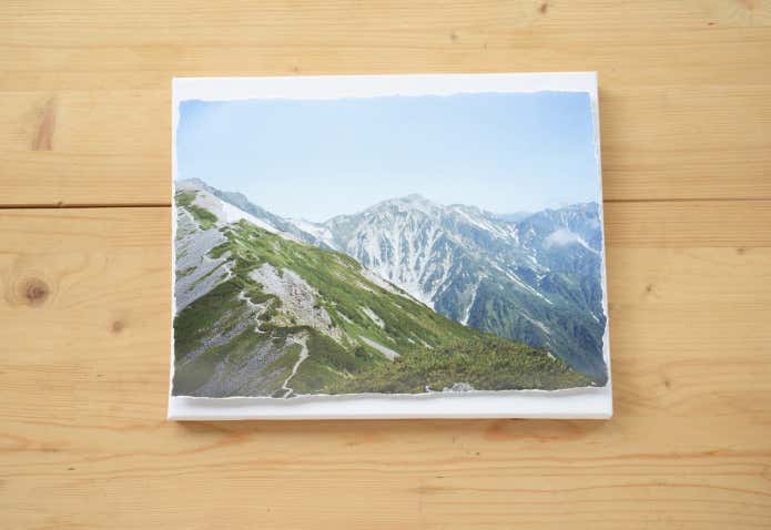 写真の縁を手でちぎる