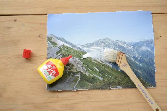 写真の表面にも同様にボンドを塗る