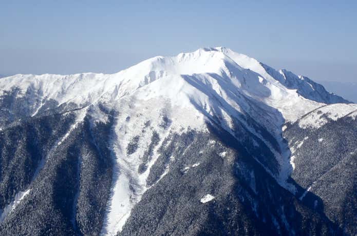 甲斐駒ヶ岳から望む仙丈ヶ岳
