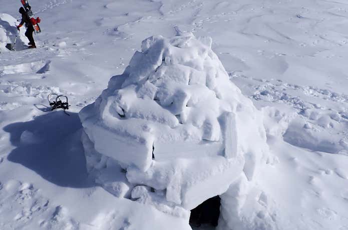 吹雪の一晩を越したイグルー