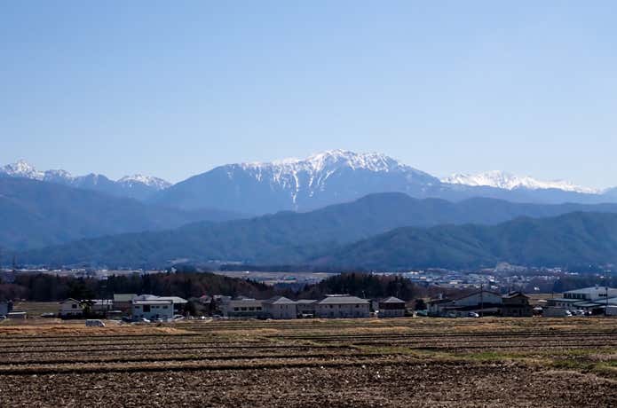 伊那谷から望む仙丈ヶ岳