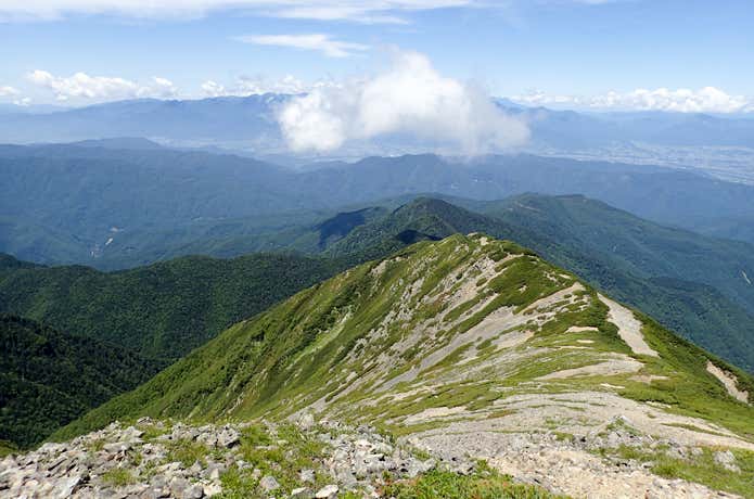 遠方に向かって伸びる長大な尾根が地蔵尾根