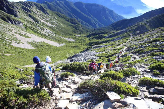 登山道を歩く登山者