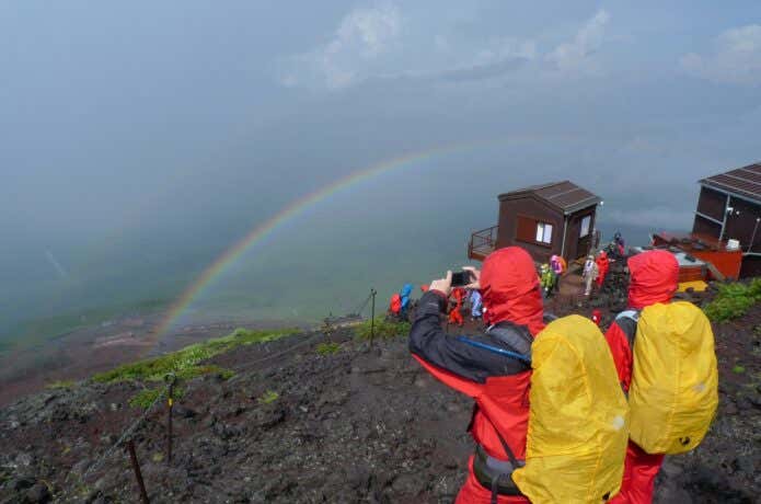 レインウェアを着た登山者