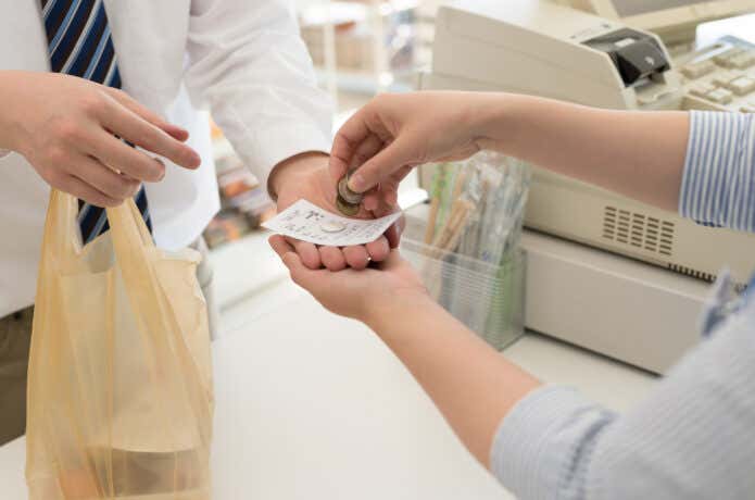 ノンアルコールの日本酒を買う男性