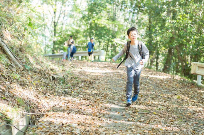 登山道を歩く子供