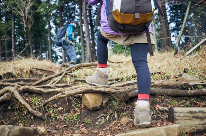 歩く登山者の足