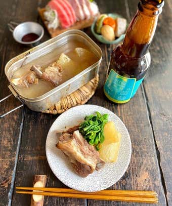 食卓に並ぶスペアリブと大根の和風煮込み