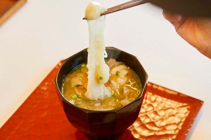 具だくさん豚汁を食べる