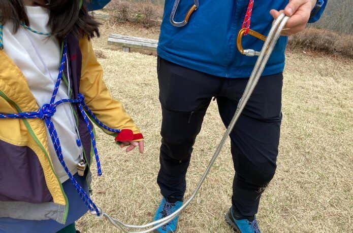 ③親と子どものシートベントを別のロープまたはカラビナでつなげる