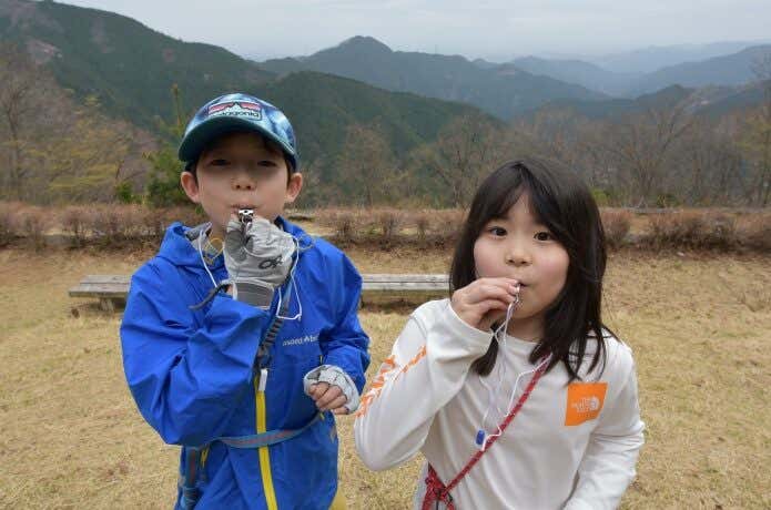 笛を鳴らす子供