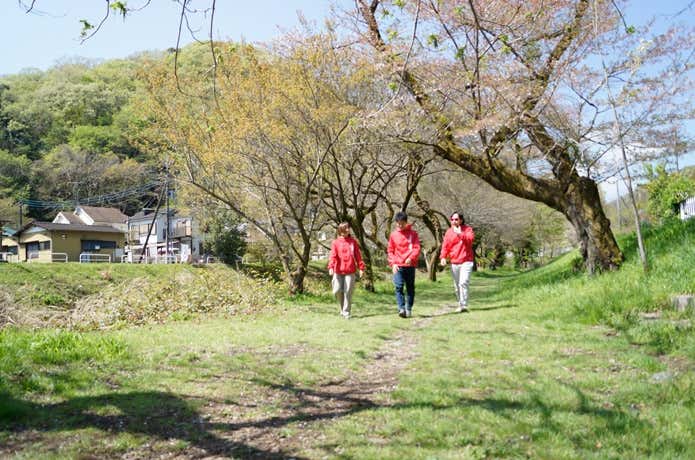 もっと近寄ってくる赤い人影