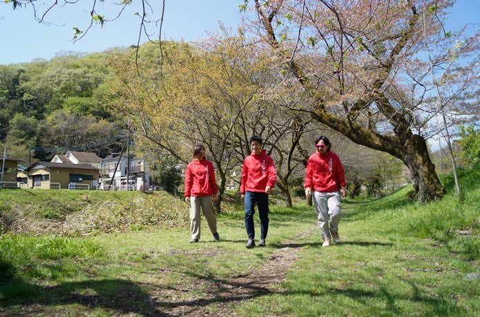 赤いジャンパーを着た集団