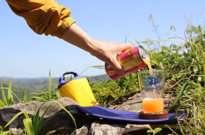グラスに飲み物を注ぐ